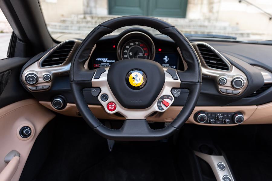 Панель приборов Ferrari 488 Spider Sleek Beauty (233572) 2018 года  (фото 9 из 22)